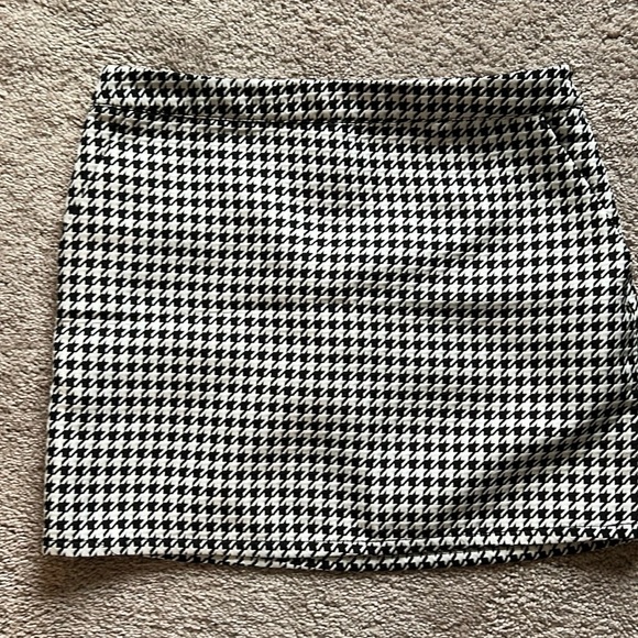 Forever 21 Black and White Mini Skirt - Picture 1 of 2